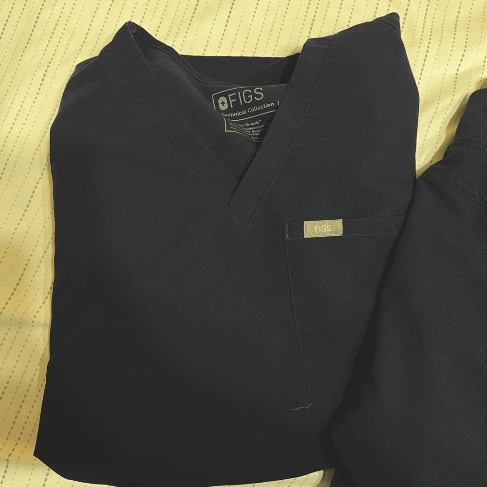 FIGS one pocket scrub top - Navy